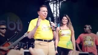 Silvio Santos aparece de surpresa na festa de final de ano do SBT.