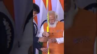 Olympic Gold medalist  Neeraj Chopra meets and gifts his Javelin to Prime Minister Modi #shorts