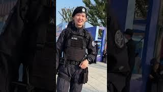 小伙子问姚警官这是什么枪，她友好的回答了#警察  #嘉兴 特警#police