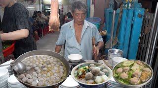 Không ngờ ở Sài Gòn vẫn còn sót lại xe hủ tiếu bò viên của người Hoa hơn 70 năm khách đông nườm nượp