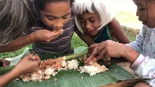 Filipina wife Beth on eating sardines on the Banana leaves with Lovely’s squad team ?