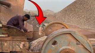 A short video but very interesting in which the laborer breaks the stone with great effort 