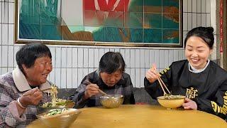 下雨又降温，大脸带媳妇回老家，中午奶奶做一锅牛肉丝汤面条暖和