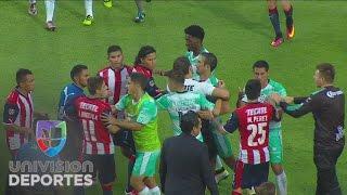 Marco Bueno falló un penal y el Santos-Chivas acabó en bronca