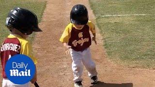 Little kid runs in slow motion during baseball game - Daily Mail