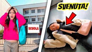 SOFI RIMANE SOLA ALL'USCITA DA SCUOLA! MAMMA MONI È SVENUTA E NON VA A PRENDERE SOFI A SCUOLA *Aiuto