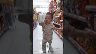 Bayi pilih  jajanan sendiri #shorts #viral