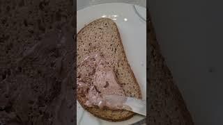 Schmeckt das Nutella-Eis mit Brot?