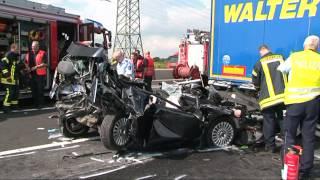 Horrorcrash auf der A 57 bei Neuss, 2 Lkws zerquetschen Pkw