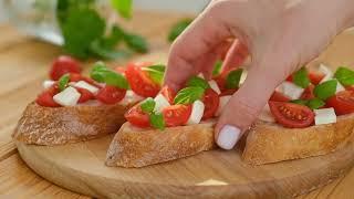 Bruschetta Perfect for Summer Evenings. Bruschetta perfetta per le serate estive.