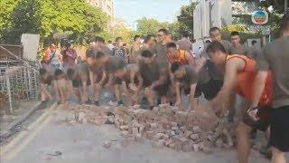 详讯：驻港部队官兵协助清理路障  称百姓掌声就是最好形象