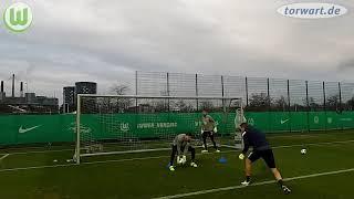 Pascal Formann mit den Torhütern Koen Casteels und Pavao Pervan im Training beim VfL Wolfsburg