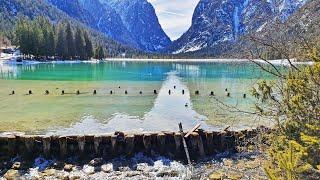 Il lago di Dobbiaco in primavera - appena la neve si scioglie | Der Toblacher See im Frühling