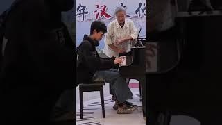 男生在地铁站内弹钢琴，一位奶奶走过去，下一幕出乎意料