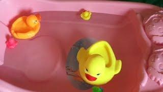 Yellow duck bathing-Dolls Bathing-Kids voyage the theme.