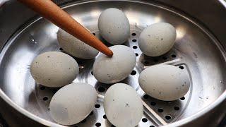 The preserved egg is steamed in a pot, the restaurant is a few dozen, and the cost at home