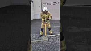 Rouler un tuyau avec un Halligan  #strike #pompier #bombero