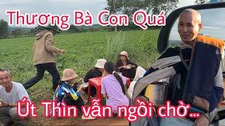 Thương bà con quá! Út Thìn vẫn ngồi chờ...