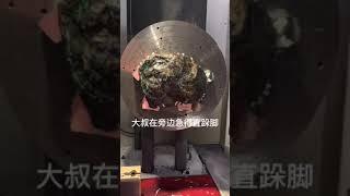 翡翠賭石：大叔偷偷抵押房子150萬買下這塊翡翠原石，一刀切開居然是帝王..！大叔兩腿一軟跪在地上嚎啕大哭！