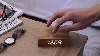 Dřevěný vychytaný budík Gingko Flip Click Clock