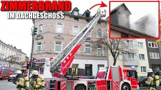 [FEUER IN DACHGESCHOSSWOHNUNG!] - Zimmerbrand: Rauchentwicklung aus Fenstern ~ Feuerwehr Düsseldorf