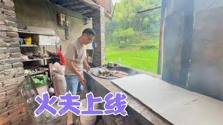 很多朋友预定小鱼干，阿恋收新鲜小鱼继续烘，暖男亮哥秒变火夫咯