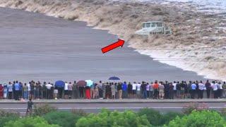 5 Minutes ago in China! Qiantang River collapses, huge waves sweep away tourists