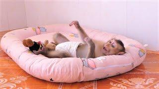 Wow! Yen can relax without dad! Boy very adorable staying with mattress,