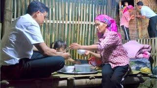 The kind man helped his mother make a bamboo fence around the house and then had dinner together.