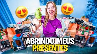 ABRINDO MEUS PRESENTES DE ANIVERSÁRIO!!  *abrindo meus presentes*