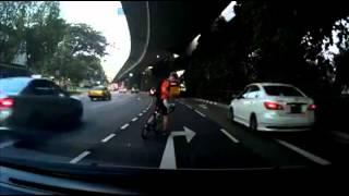 Arrogant cyclist ignore traffic rules and block traffic, now who's at fault ?