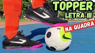 TESTE NA QUADRA CHUTEIRA FUTSAL TOPPER LETRA 3‼ BOA E BARATA UMAS DAS MELHORES CHUTEIRAS DE FUTSAL