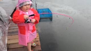 Barelang fishing pond. 6yo girl fight big grouper.