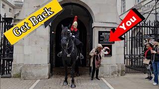 "GET OUT OF THE BOX ". The brilliant ladyguard told off couple ignorants at Horse Guard!