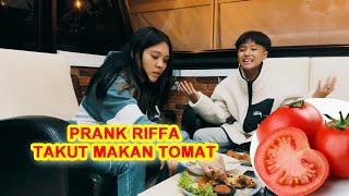 PRANK RIFFA KASIH MAKAN TOMAT SAMPAI NANGIS