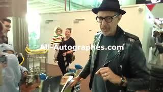 Jeff Goldblum signing autographs / Jeff Goldblum signe pour All-Autographes