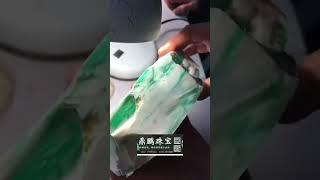 老铁们要不要再来一刀涨个价 #翡翠原石 #緬甸翡翠 #jade #翡翠原石直播 #熱門 #玉 #翡翠赌石