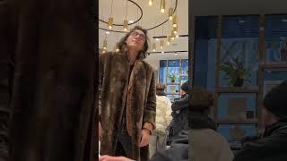 This guy started Rapping in the middle of the supermarket..️