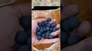 Черные шары падают с неба 