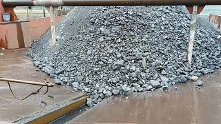 Barge unloading 3000 tons of large ore !  The ore is difficult to move on the conveyor