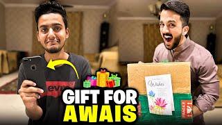 Awais ko new iphone Gift kr diaemotional ho k ronay lag gya..