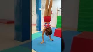 Handstand piroutte