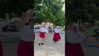 Dance Viral Anak Anak SD dengan Bule  Isabell Afro - Tiktoker - Azizah MRD yang pake Jilbab