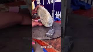 賭石奇跡：一塊不被看好的莫西沙全賭料，切開非常驚喜的出冰了！又是一堆拍賣會上的高貨大牌手鐲即將出爐！