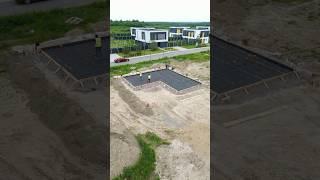 Важный этап строительства загородного дома - формирование фундаментной плиты.