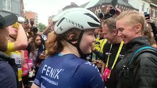 Puck Pieterse wint haar eerste etappe in Tour de France Femmes Valkenburg-Luik in sprint Vollering