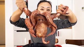 Xiaozhang took home the big octopus she caught, fried it with sauce, everyone loves it