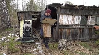 A man found an abandoned house in the woods, removed the garbage and settled in it