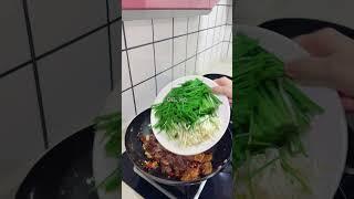 喜欢吃什么就做什么 今日份：野葱炒腊肉 不是我吹，没得那个川渝娃儿能拒绝得了这菜，两碗米饭打底野葱炒腊肉 下饭神器 野葱 谁懂这一口的好吃程度