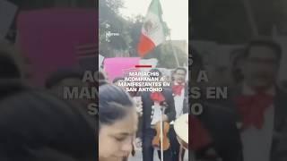 Mariachis tocan música durante protesta contra ICE
